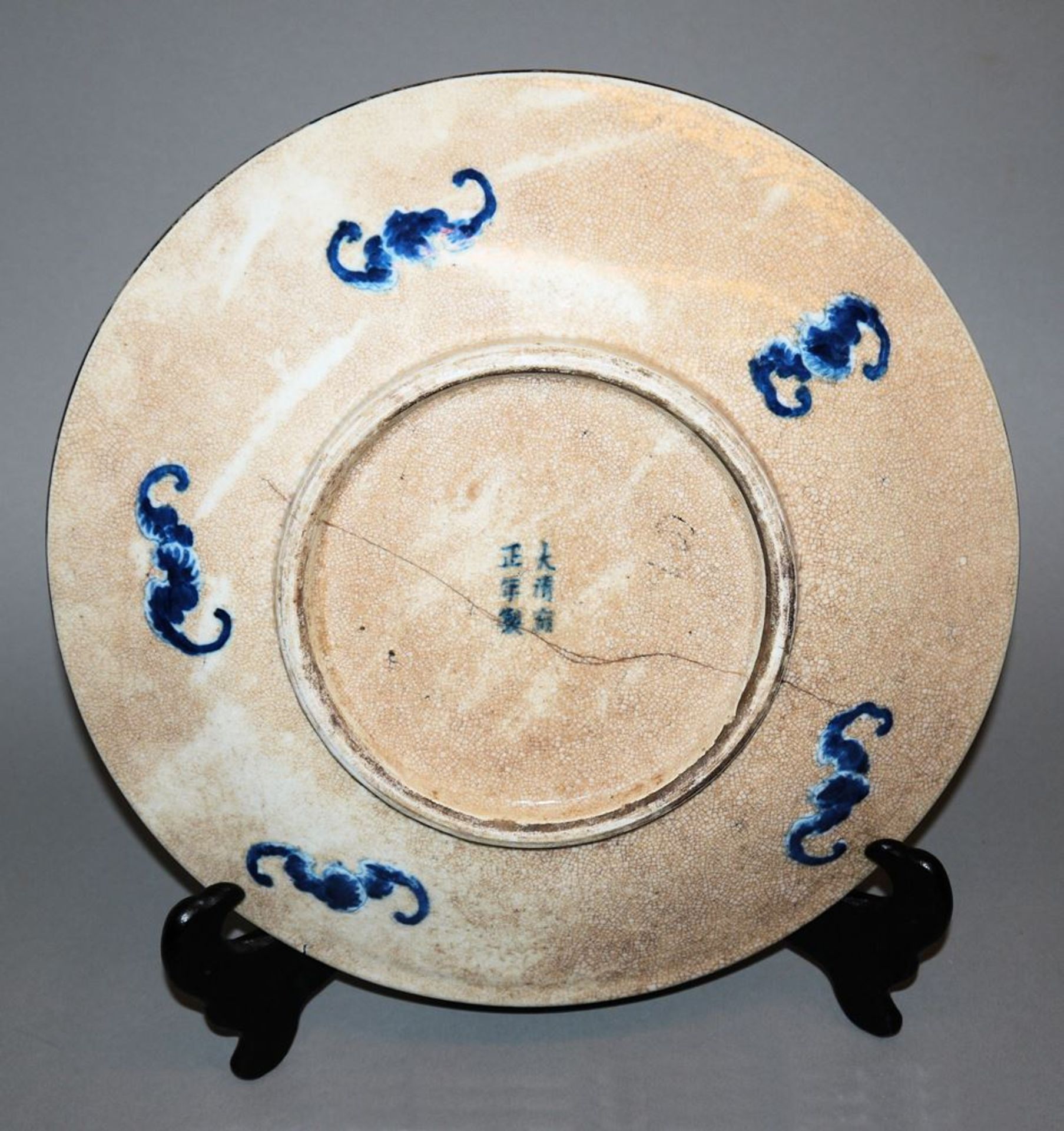 Blauweiß-Teller mit den acht daoistischen Emblemen, späte Qing-Zeit, China 19. Jh. - Image 2 of 2