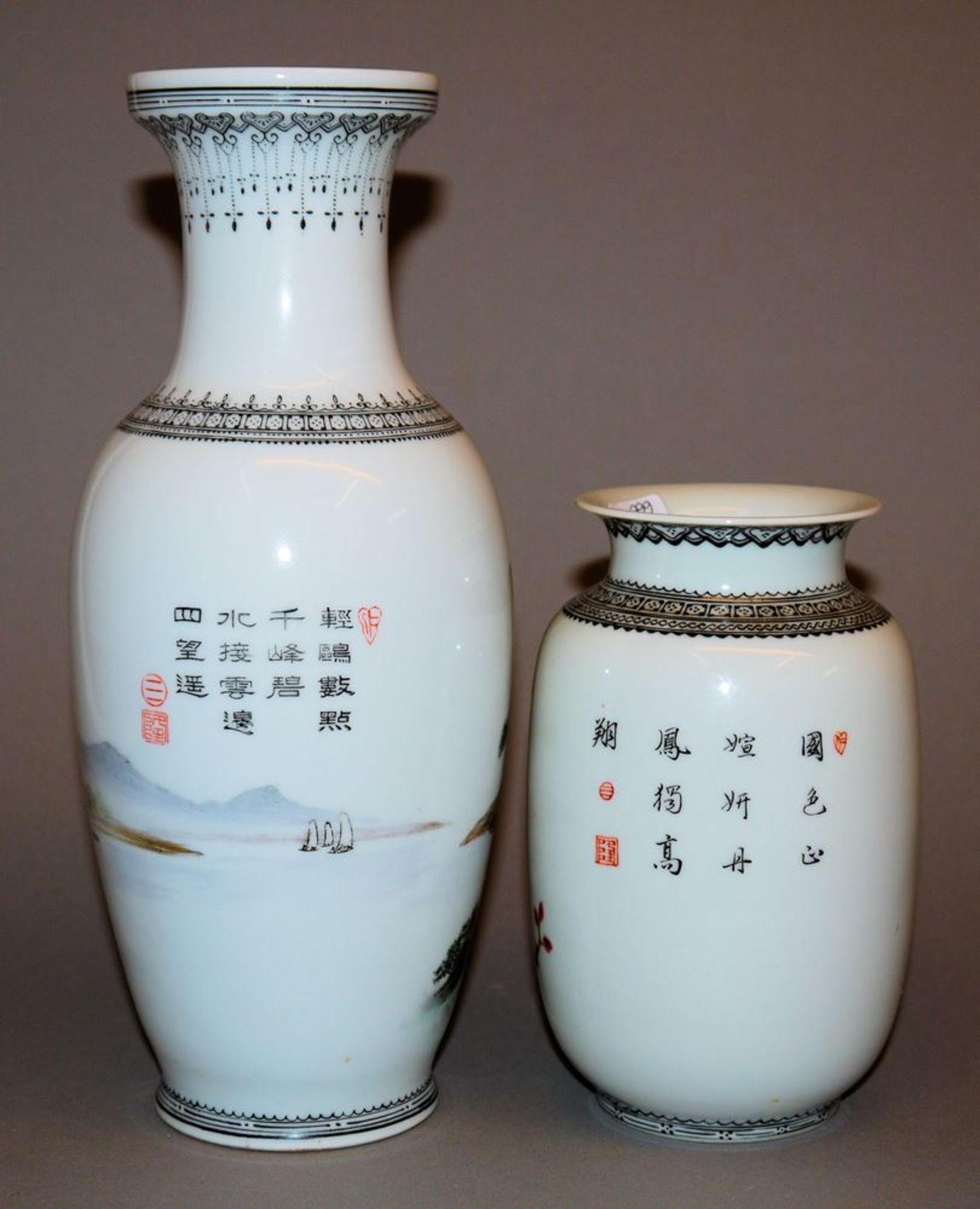 Zwei feine bemalte Porzellanvasen aus Jingdezhen, China 2. H. 20. Jh. - Image 2 of 3