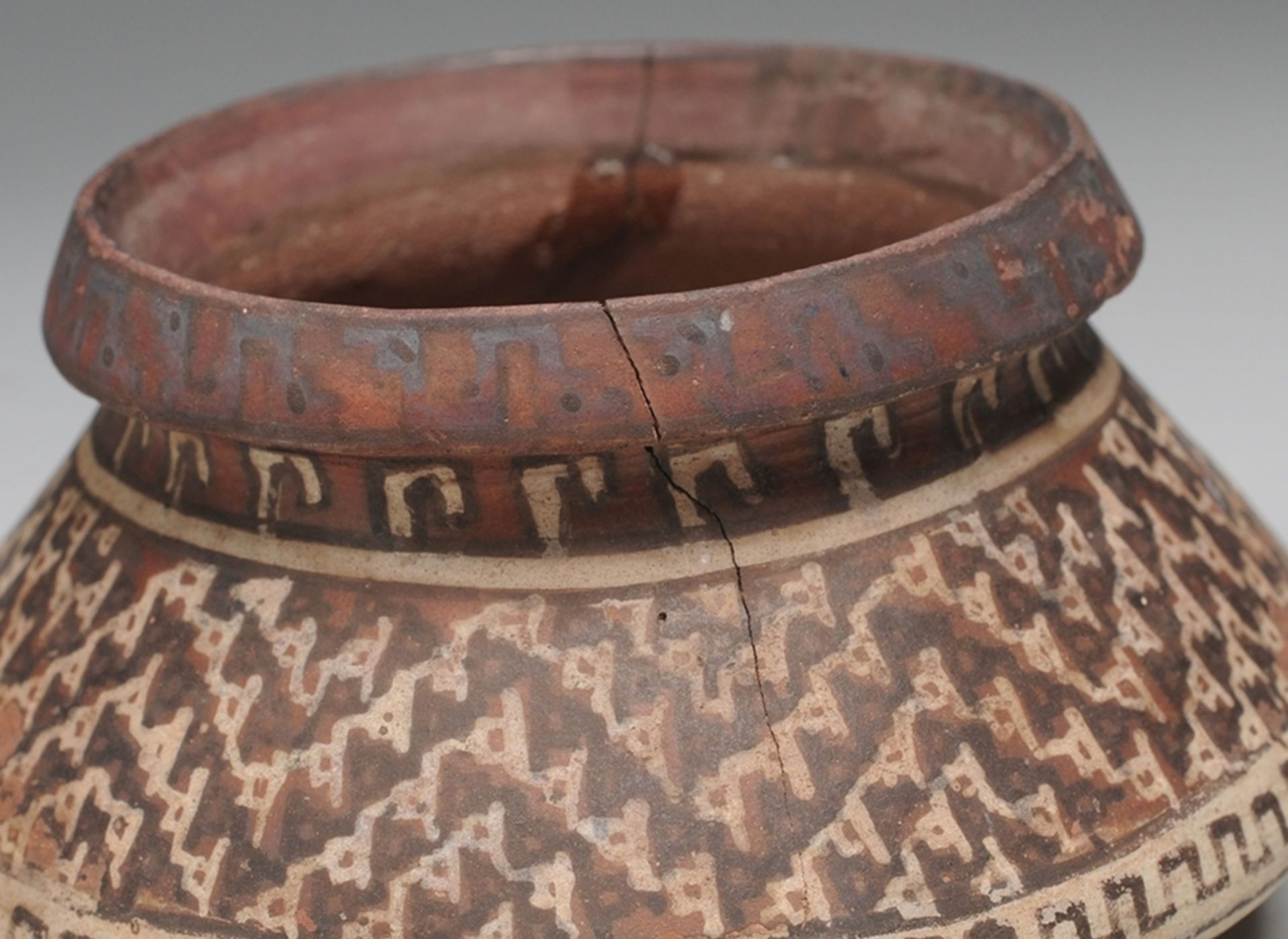 Präkolumbische KeramikSandfarbener Scherben. Über gewölbtem Boden konischer Korpus mit pro - Bild 2 aus 3