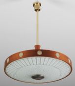Art-Déco-Deckenlampe3-flg. An messingfarbener Stange abgehängt. Flacher, linsenförmiger Ko