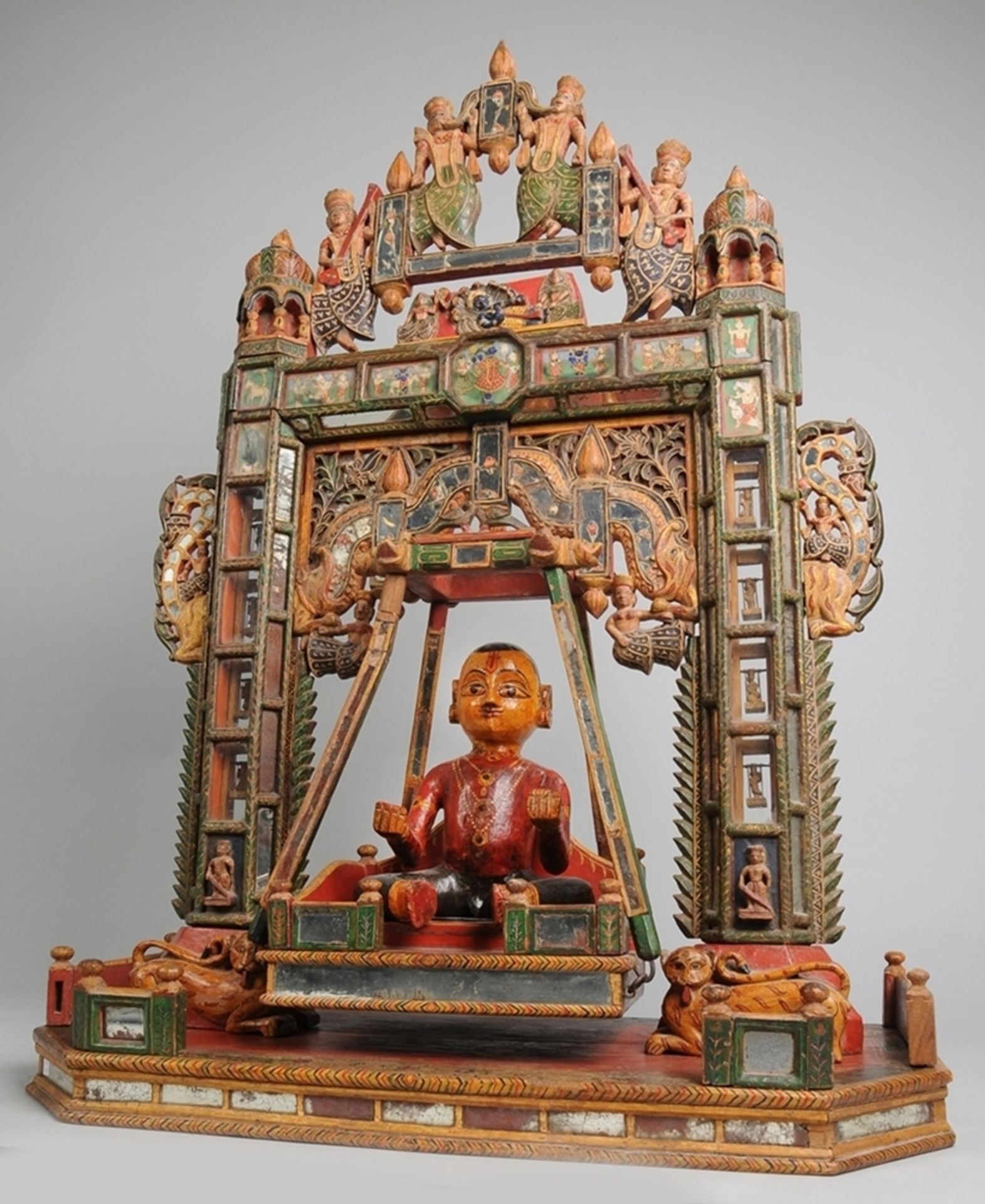 Hinduistischer Altar-Schrein, sogen. "Krishna-Schaukel"Holz, geschnitzt u. polychrom bemalt. - Bild 10 aus 11