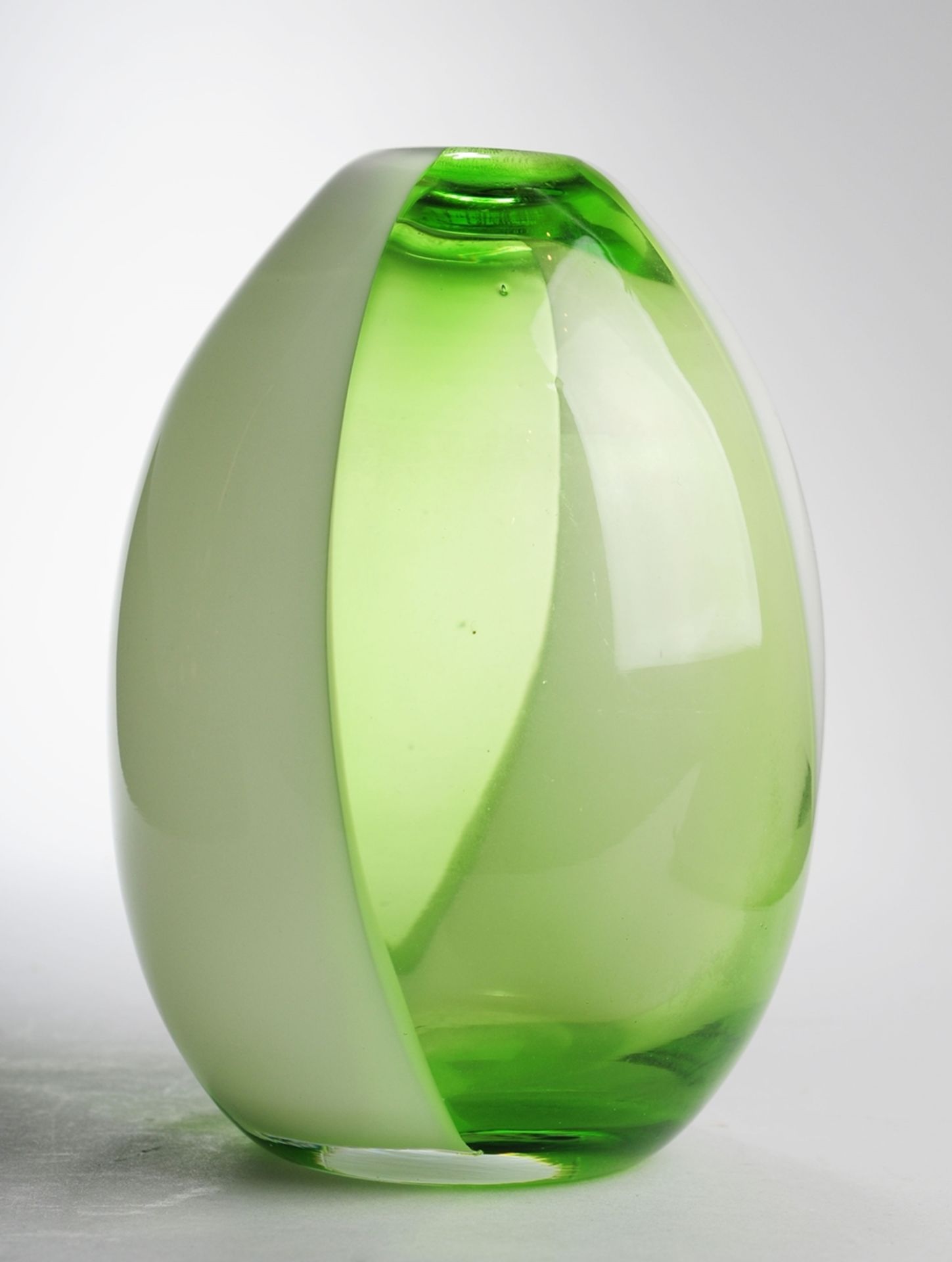 StudioglasvaseDickwandiges opakweißes u. grünes Glas, farblos überfangen. Formgeblasen, au