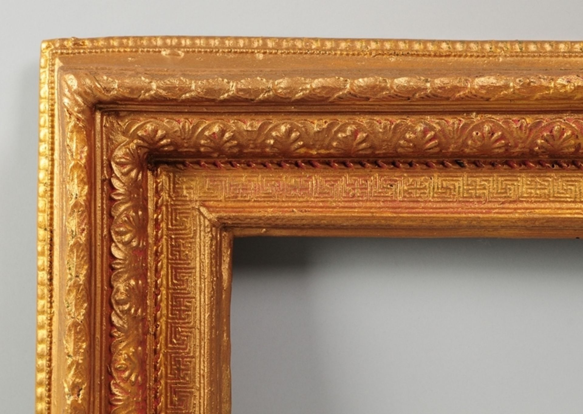 Rahmen im EmpirestilProfilierte Holzleisten, stuckiert u. vergoldet. Ornamentaler Reliefdekor - Bild 2 aus 2