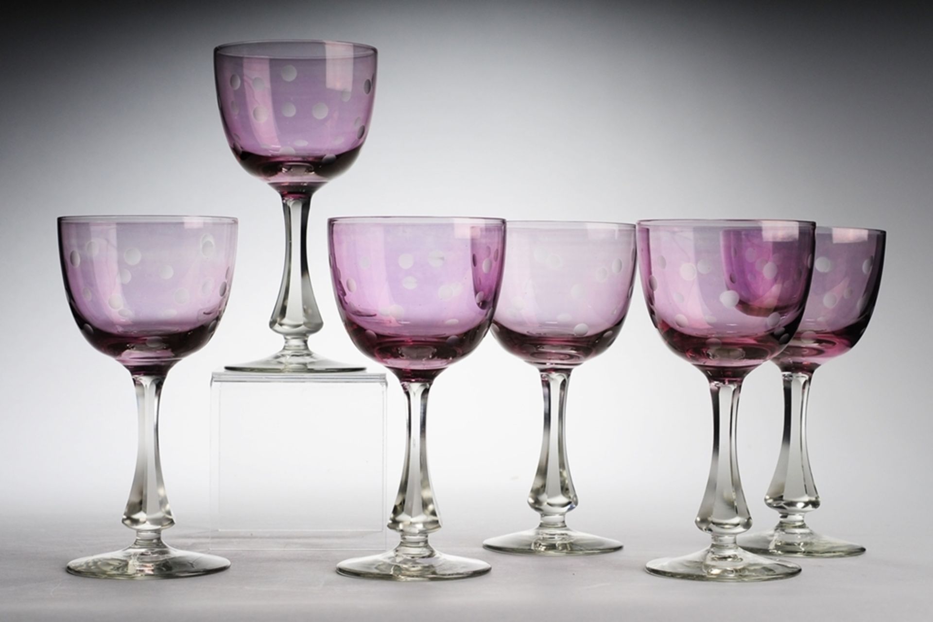 Sechs WeingläserFarbloses Glas, part. violett überfangen. Formgeblasen. Scheibenfuß, facet