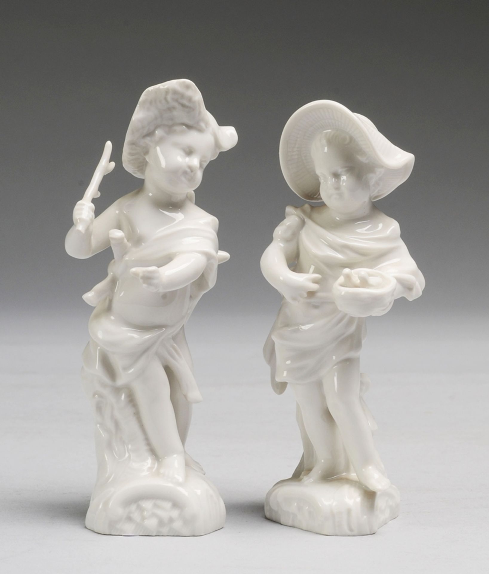 Paar allegorische PorzellanfigurenWeiß, glasiert. Auf rocaillierter Plinthe stehende Figur e