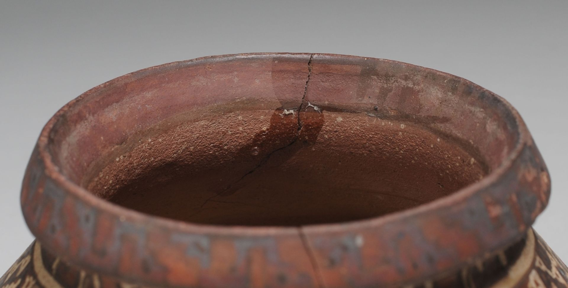Präkolumbische KeramikSandfarbener Scherben. Über gewölbtem Boden konischer Korpus mit pro - Bild 3 aus 3