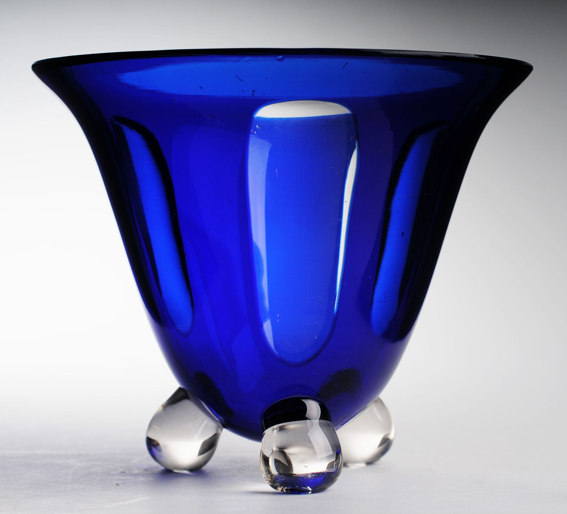 Art-Déco-VaseFarbloses Glas, kobaltblau überfangen. Formgeblasen. Glockenförmiger Korpus a