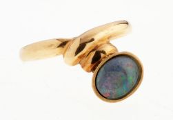 Opal-Ring585er GG. Gewölbte Ringschiene. Schaus. in glatter Zarge ovaler Opal-Cabochon. Gest