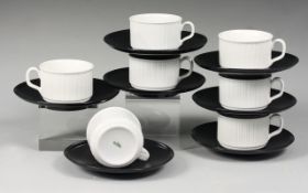 Sieben Design-Tassen mit UT "Variation"Porzellan. Zylindrische Tassenform mit unregelmäßig