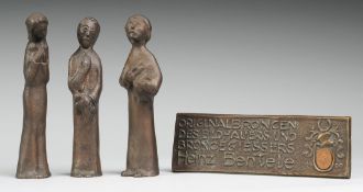 Bentele, HeinzBronze, patiniert. 3 Figuren. Johannes der Täufer mit dem Lamm/ Betende, wohl