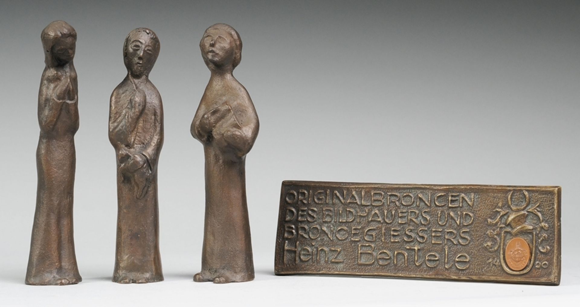 Bentele, HeinzBronze, patiniert. 3 Figuren. Johannes der Täufer mit dem Lamm/ Betende, wohl