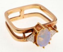 Opal-Diamant-Ring750er GG. 2-strängige, quadratisch ausgezogene Ringschiene. Schaus. hochova