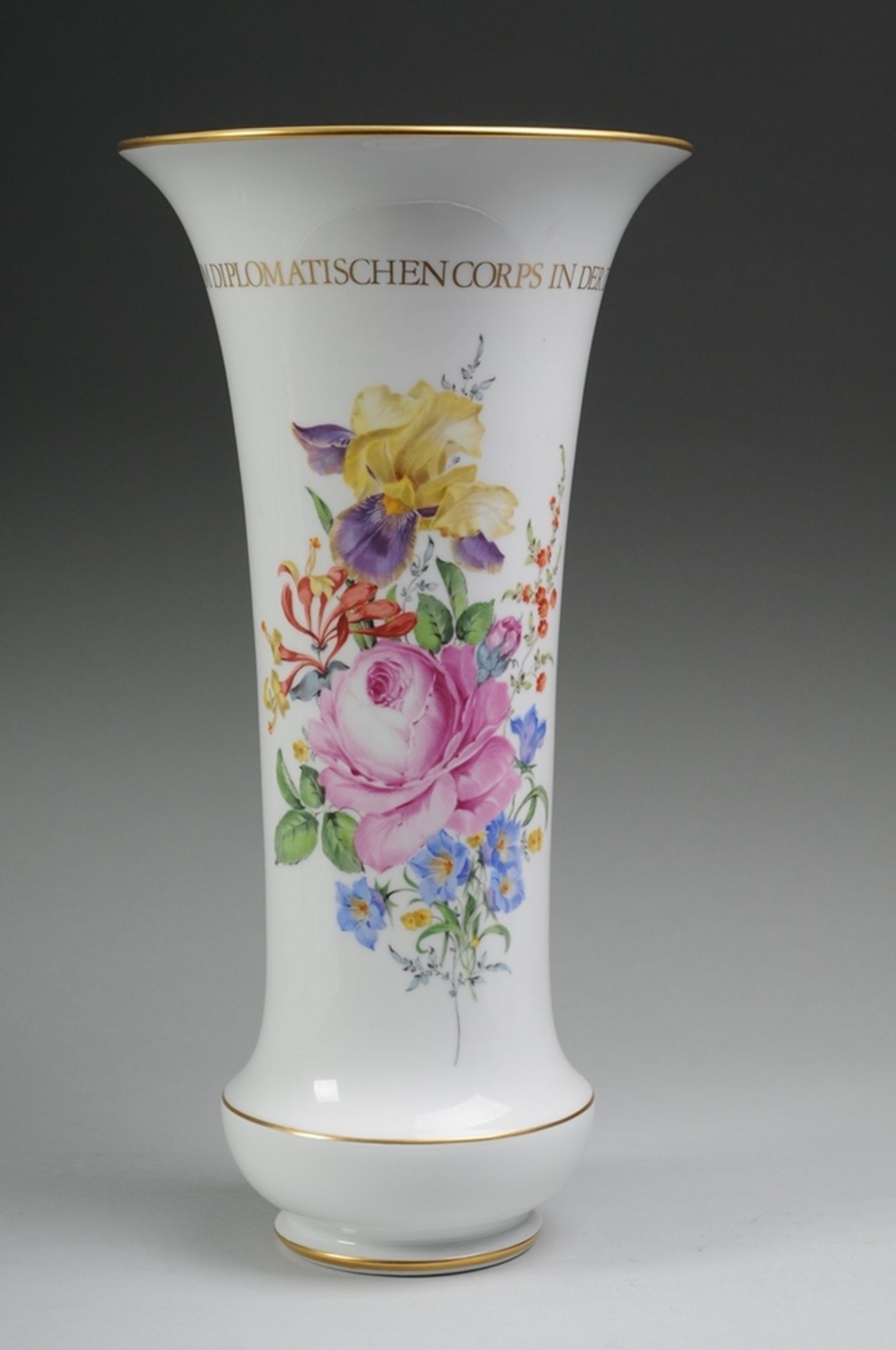Große Vase mit BlumenmalereiWeiß, glasiert. Über Standring gedrückt bauchige Form mit lan