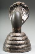 "Naga Linga"Versilberte Treibarbeit, grau-brauner polierter Stein mit roten Einsprenkelungen.