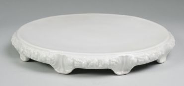Tortenplatte "Maria, weiß"Weiß, glasiert. Auf Volutenfüßen runde Form, umlaufend Bordüre