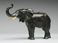 Figur eines ElefantenRégule, patiniert. Stehender afrikanischer Elefant mit Stoßzähnen aus