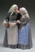 "Der Klatsch"Weiß, glasiert. Darstellung zweier alter Frauen in bäuerlicher Tracht, miteina