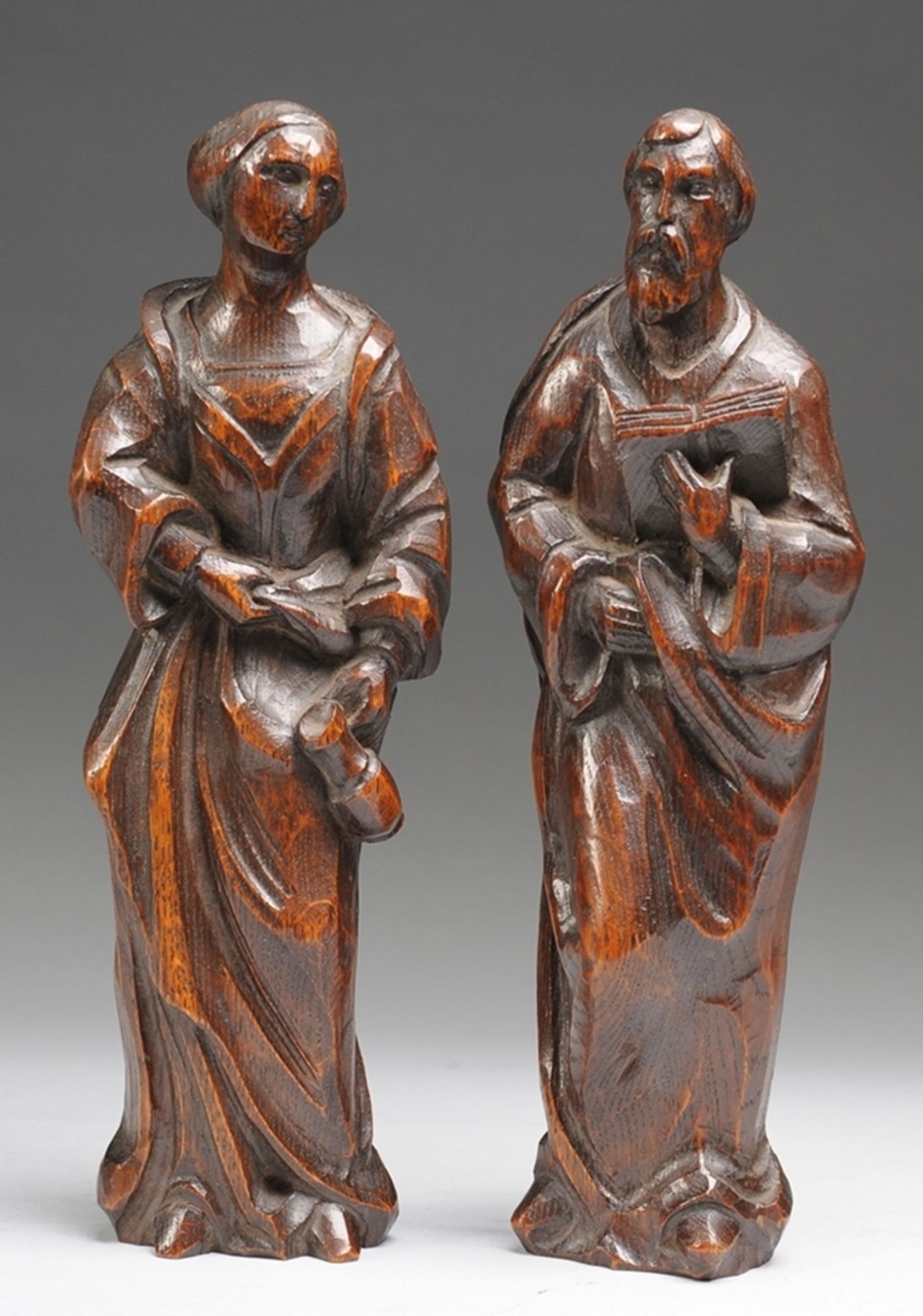 Paar HeiligenfigurenEiche, geschnitzt u. gebeizt. Halbplastisch ausgeführte Figur einer weib