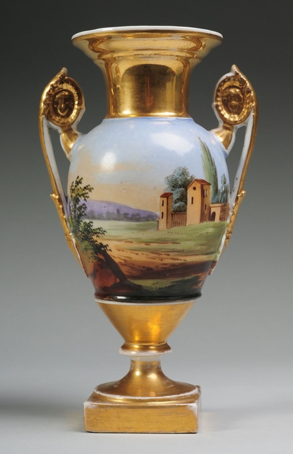Biedermeier-VaseWeiß, glasiert. Über quaderförmiger Basis u. Rundfuß montierter Amphorenk - Image 2 of 2