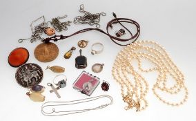 Konvolut historischer Schmuck22-tlg. 4 Ketten, Brosche, 2 Ringe, 12 Anhänger, Collier, Paar