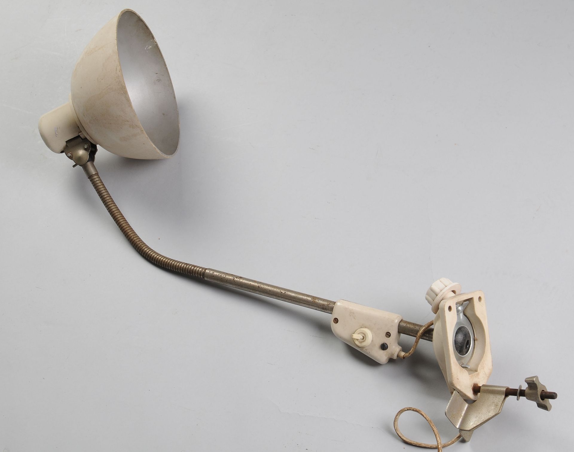 Schreibtischlampe im Bauhausstil1-flg. Stahl, Nickel, Bakelit u. Emaille. Direkt an der Platt