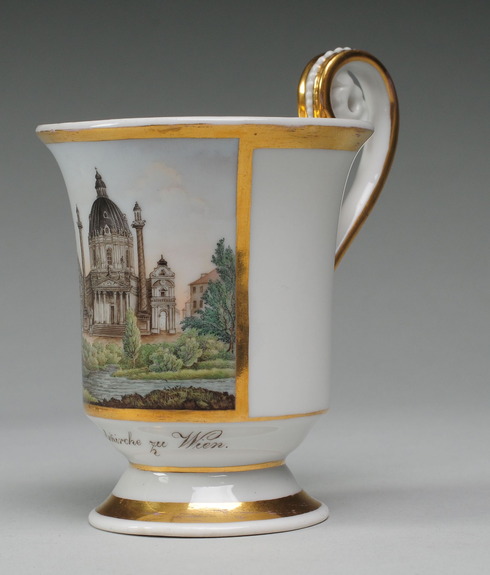 Biedermeiertasse mit VedutenmalereiWeiß, glasiert. Tasse in Glockenbecherform mit geperltem - Image 2 of 3