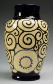 Vase mit geometrischem DekorSteingut. Über ausgestelltem Standring ovoider Korpus mit zylind