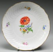 Rundschale mit BlumenmalereiWeiß, glasiert. "Neubrandenstein"-Reliefdekor. Polychrome Bemalu