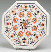 Pietra Dura-Platte mit FloraldekorAlabaster mit versch. Schmucksteinen (Karneol, Jaspis, Jade