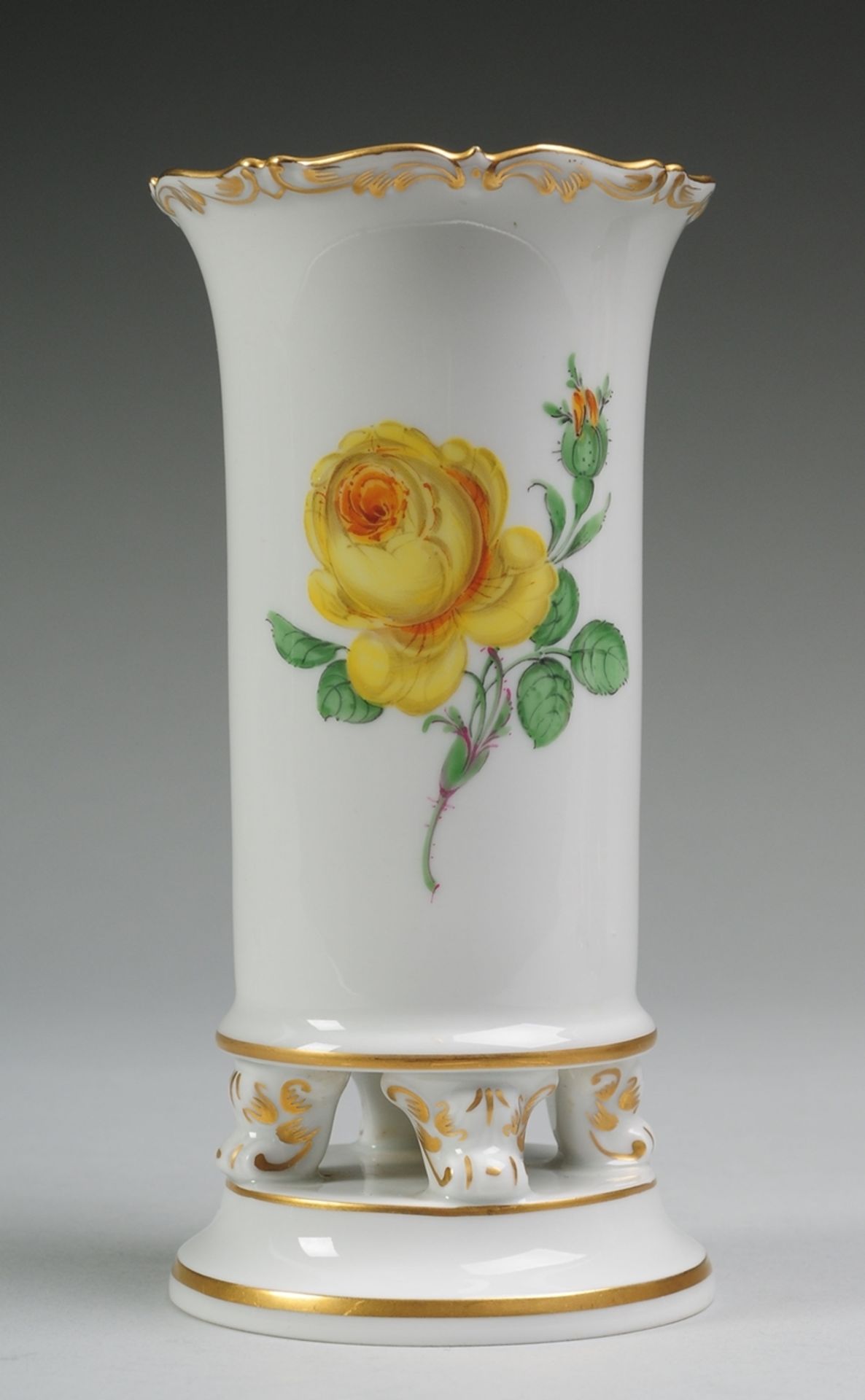 Füßchenvase "Gelbe Rose"Weiß, glasiert. Über rundem Profilsockel u. 4 Volutenfüßchen zy