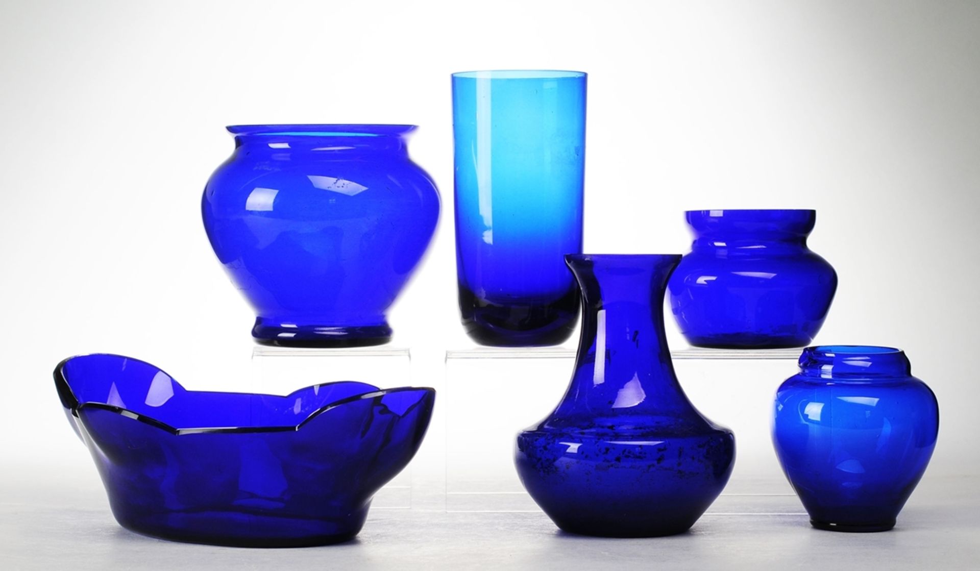Konvolut blaues Glas6-tlg. 5 Vasen u. Schale. Kobaltblaues Glas. Formgeblasen. Versch. Formen
