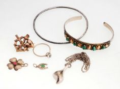 Konvolut historischer Schmuck7-tlg. 2 Armreife, Ring, Brosche, 2 Anhänger, Anhänger mit Ket