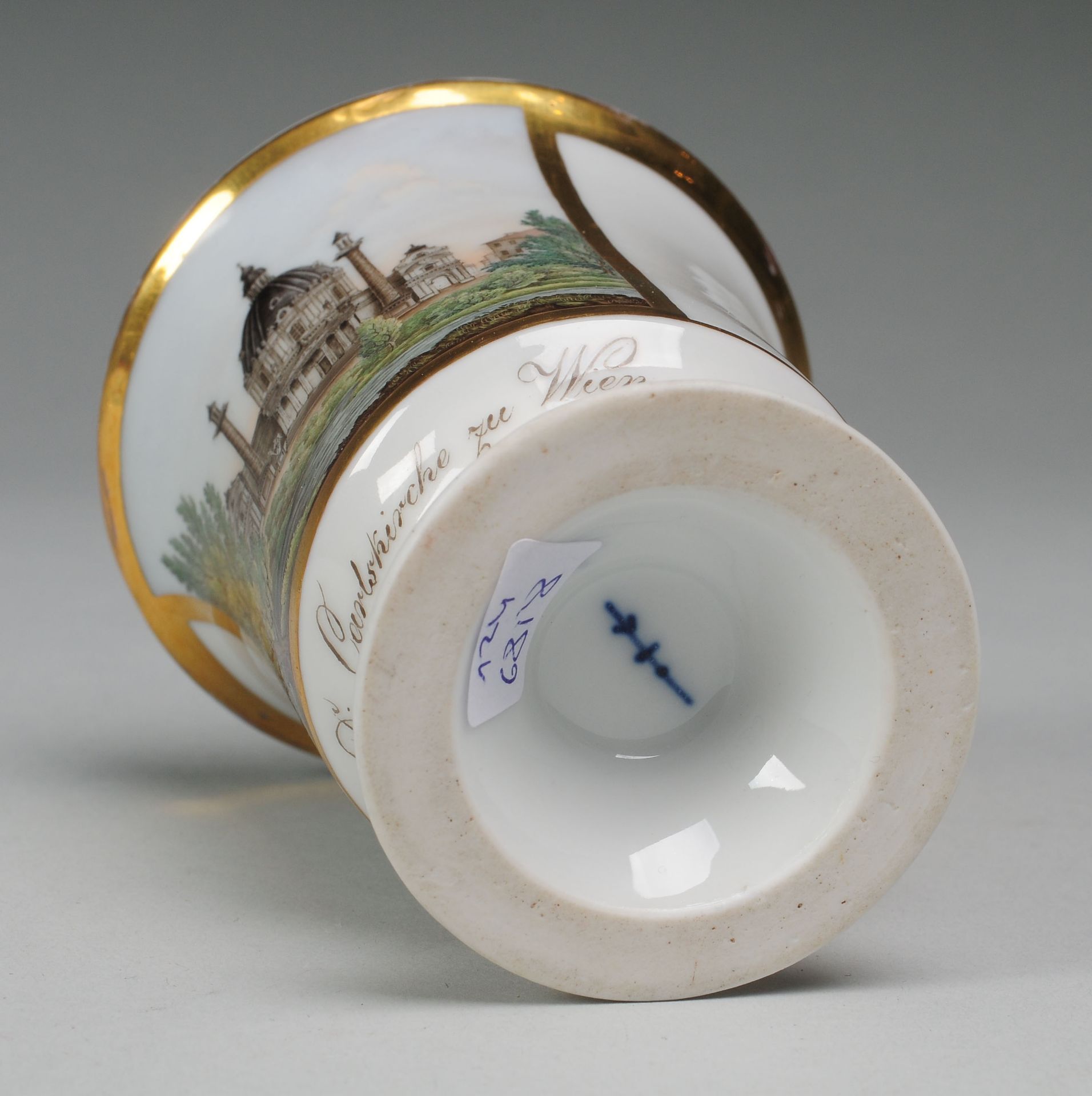 Biedermeiertasse mit VedutenmalereiWeiß, glasiert. Tasse in Glockenbecherform mit geperltem - Image 3 of 3