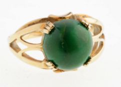 Ring mit grünem Stein585er GG. Flache Ringschiene, an der Schulter 4-geteilt u. netzartig st