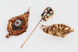 Konvolut historischer Schmuck3-tlg. Anhänger, Krawattennadel u. Ohrhänger. Versch. Material