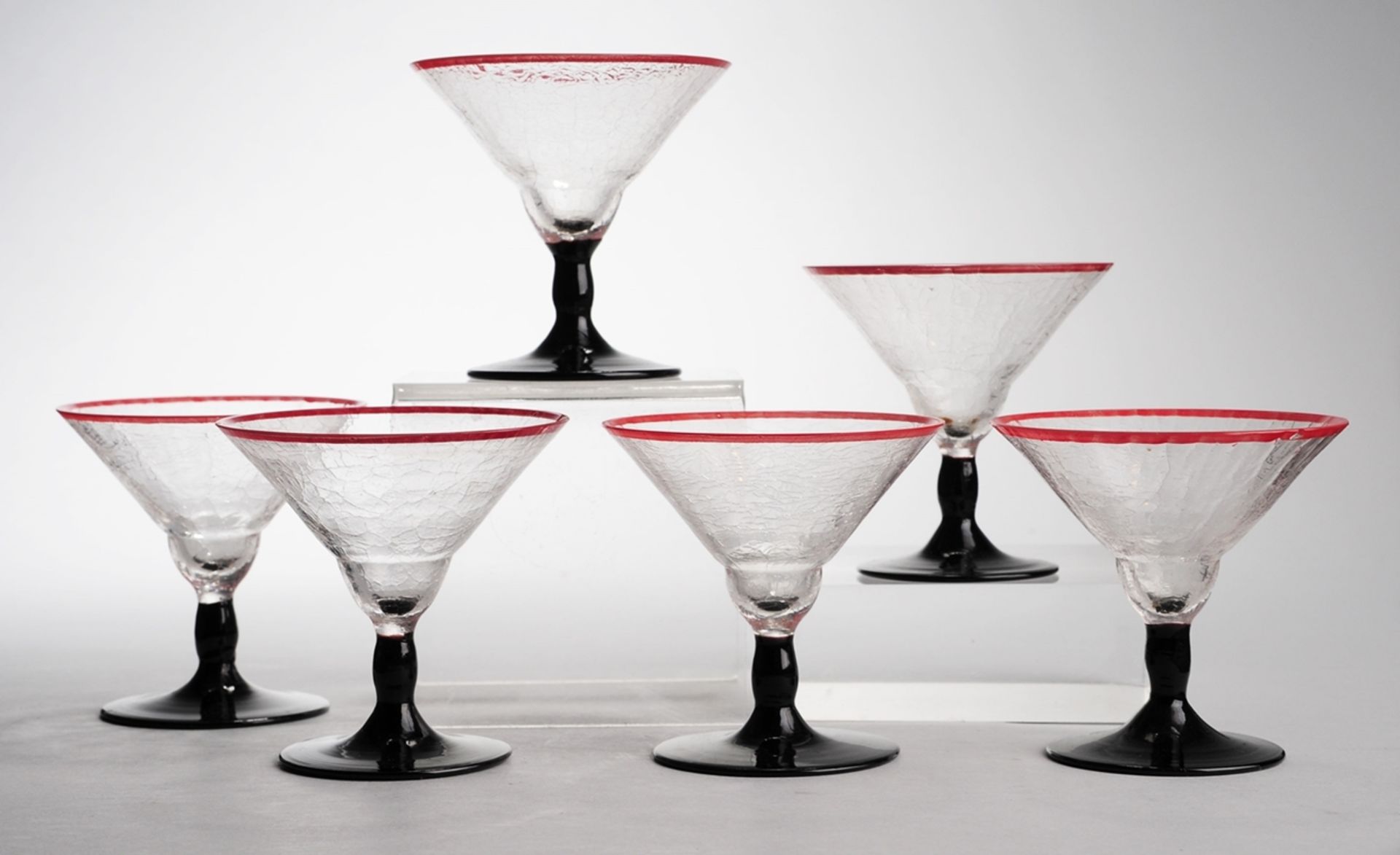 Sechs Art-Déco-LikörkelcheFarbloses Glas mit krakelierter Oberfläche, schwarzes Opalglas.
