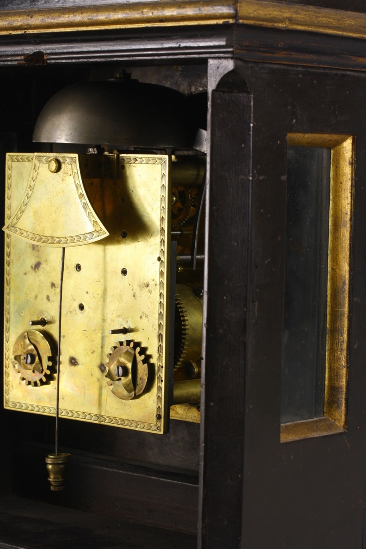 Barocke StockuhrHölzernes, schwarz u. golden gefasstes, verglastes Gehäuse. Scharnierte Tü - Bild 3 aus 8