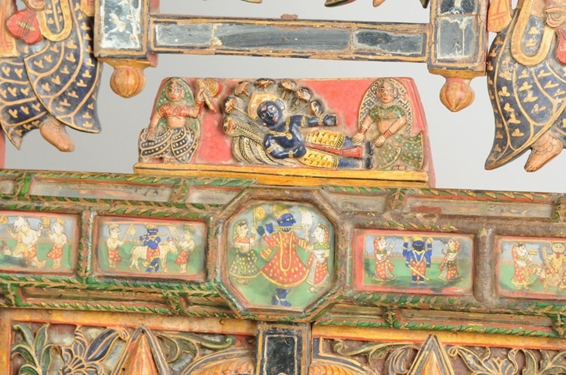 Hinduistischer Altar-Schrein, sogen. "Krishna-Schaukel"Holz, geschnitzt u. polychrom bemalt. - Bild 5 aus 11