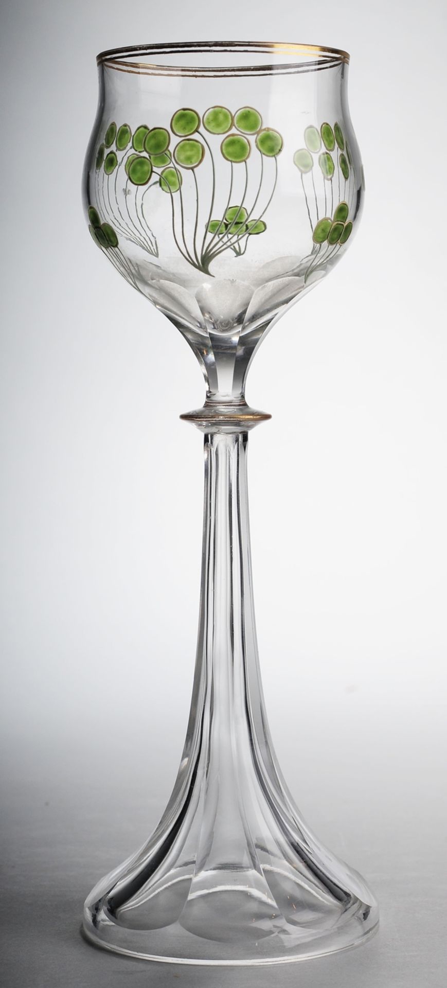Jugendstil-WeinglasFarbloses Glas. Formgeblasen u. geschliffen. Trichterförmiger, facettiert
