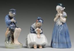 Drei "Royal Copenhagen"-PorzellanfigurenWeiß, glasiert. "Strickendes Amager-Mädchen". Entw.