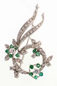Smaragd-Brillant-Brosche750er WG. Zierlicher Blütenkranz mit Schleife, besetzt mit 12 facett