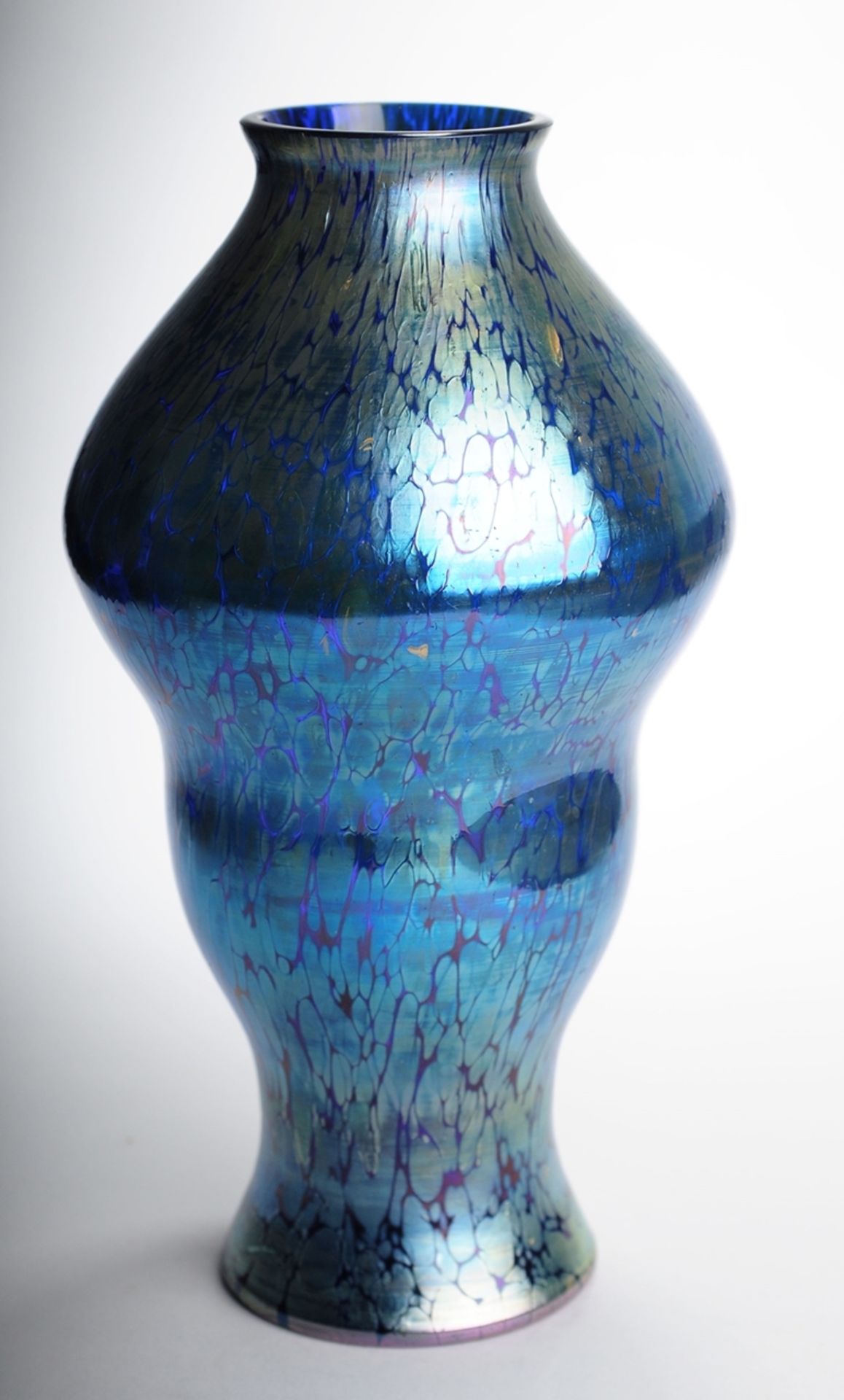 Jugendstil-VaseKobaltblaues Glas, silbergelbe Kröseleinschmelzungen, reduziert u. irisiert.