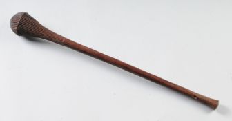 KeuleHartholz, beschnitzt. Am Keulenkopf geriffelt. L. 53 cm. Wohl Ostafrika. Massai. A. 20.