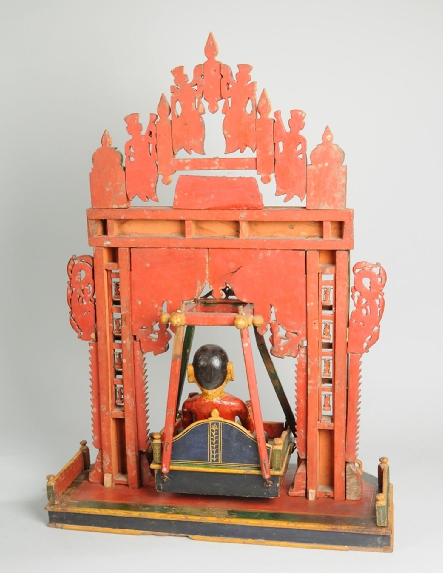 Hinduistischer Altar-Schrein, sogen. "Krishna-Schaukel"Holz, geschnitzt u. polychrom bemalt. - Bild 8 aus 11