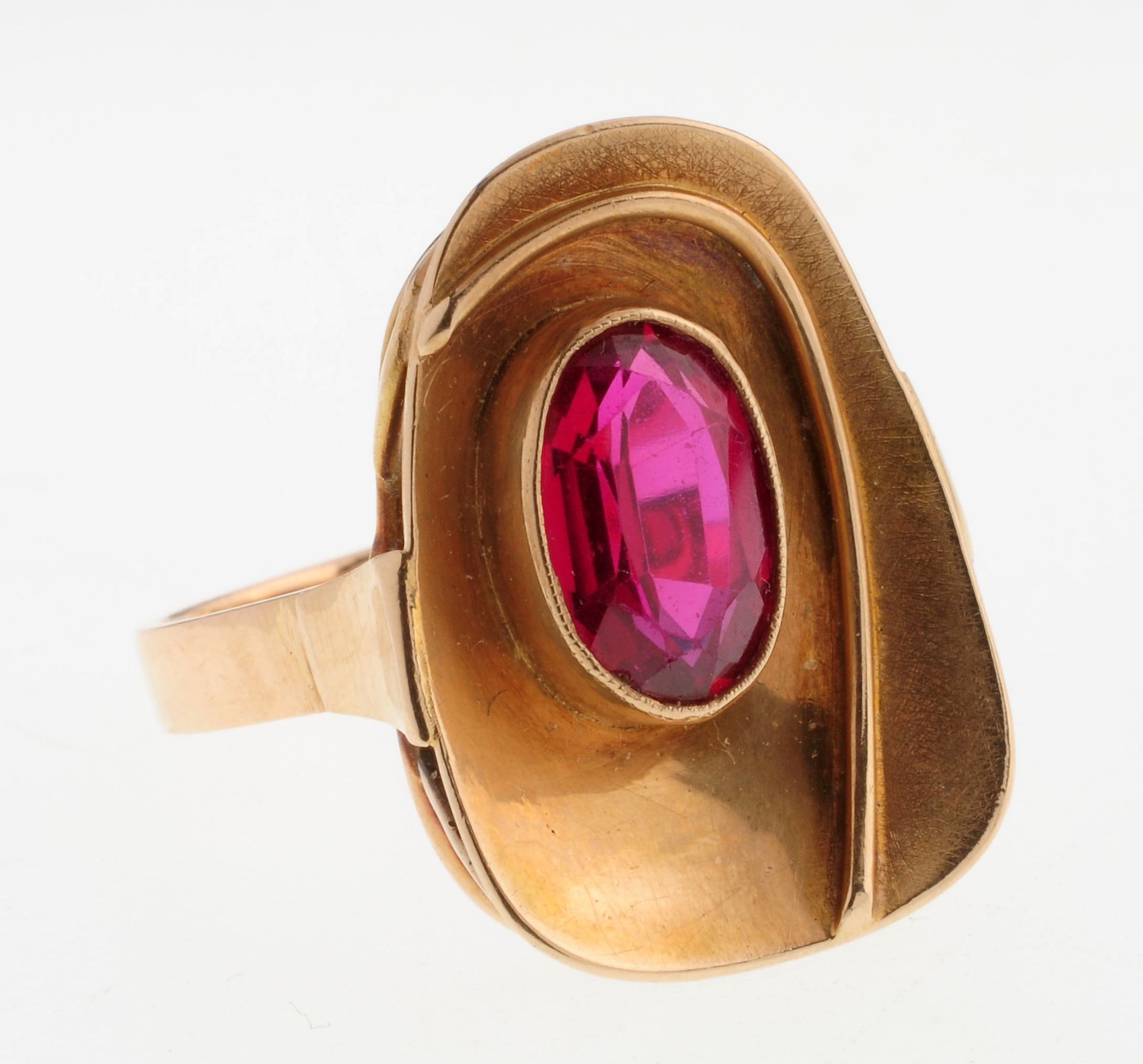 Ring mit rotem Stein585er GG. Flache Ringschiene. Am Ringkopf konkav gewölbte Form mit ovale