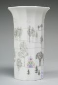 Design-Vase "Polygon"Porzellan. Zylindrischer facettierter Korpus mit ausgestellter Mündung.