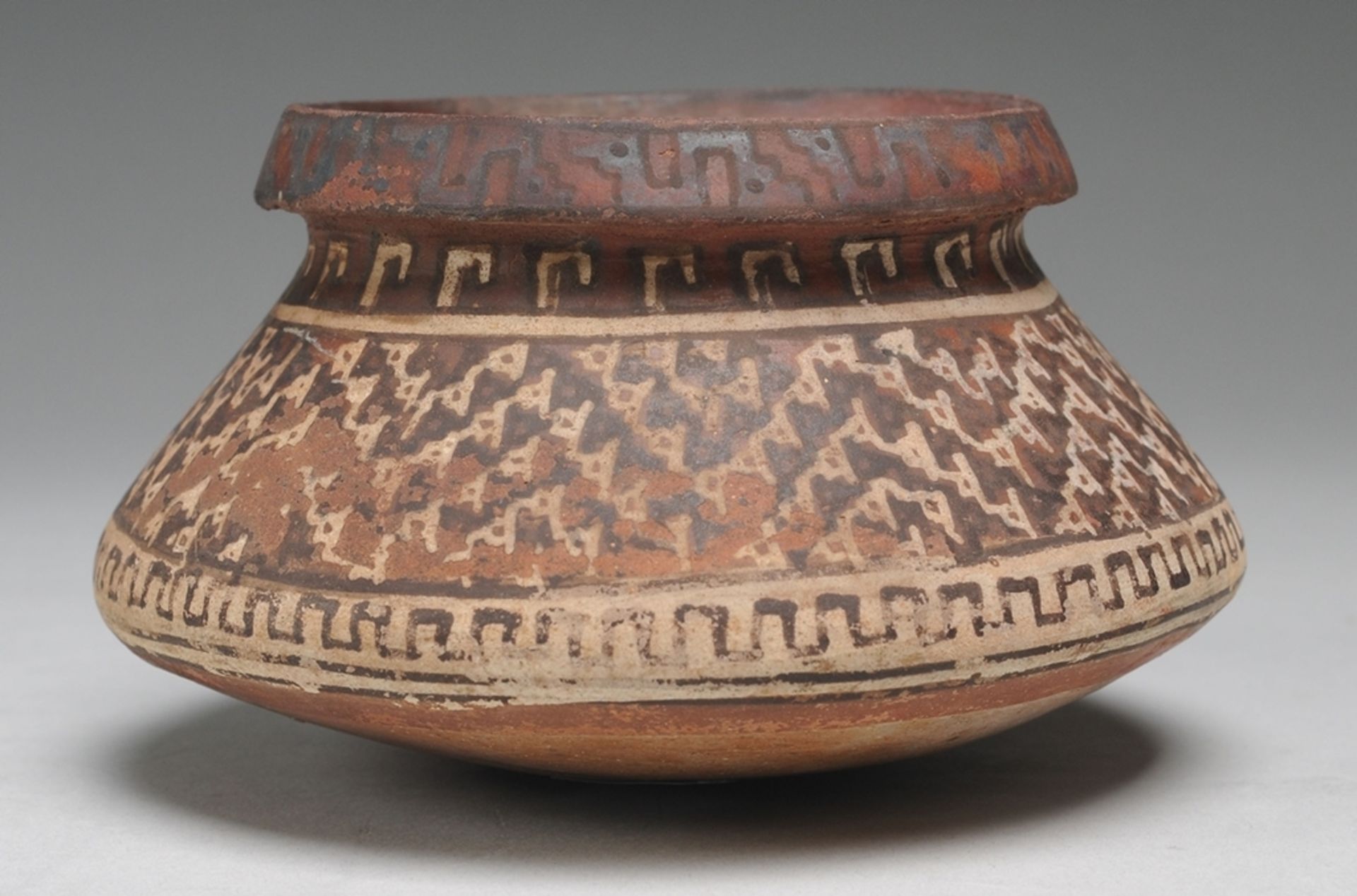 Präkolumbische KeramikSandfarbener Scherben. Über gewölbtem Boden konischer Korpus mit pro