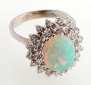 Opal-Brillant-Ring18 Karat WG. Gewölbte Ringschiene. Ringkopf in Blütenform. Hochovaler Opa