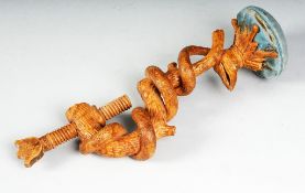 Historisches NadelkissenWurzelholz, geschnitzt. Schaft in Form eines Fabelwesens, Schlangenle