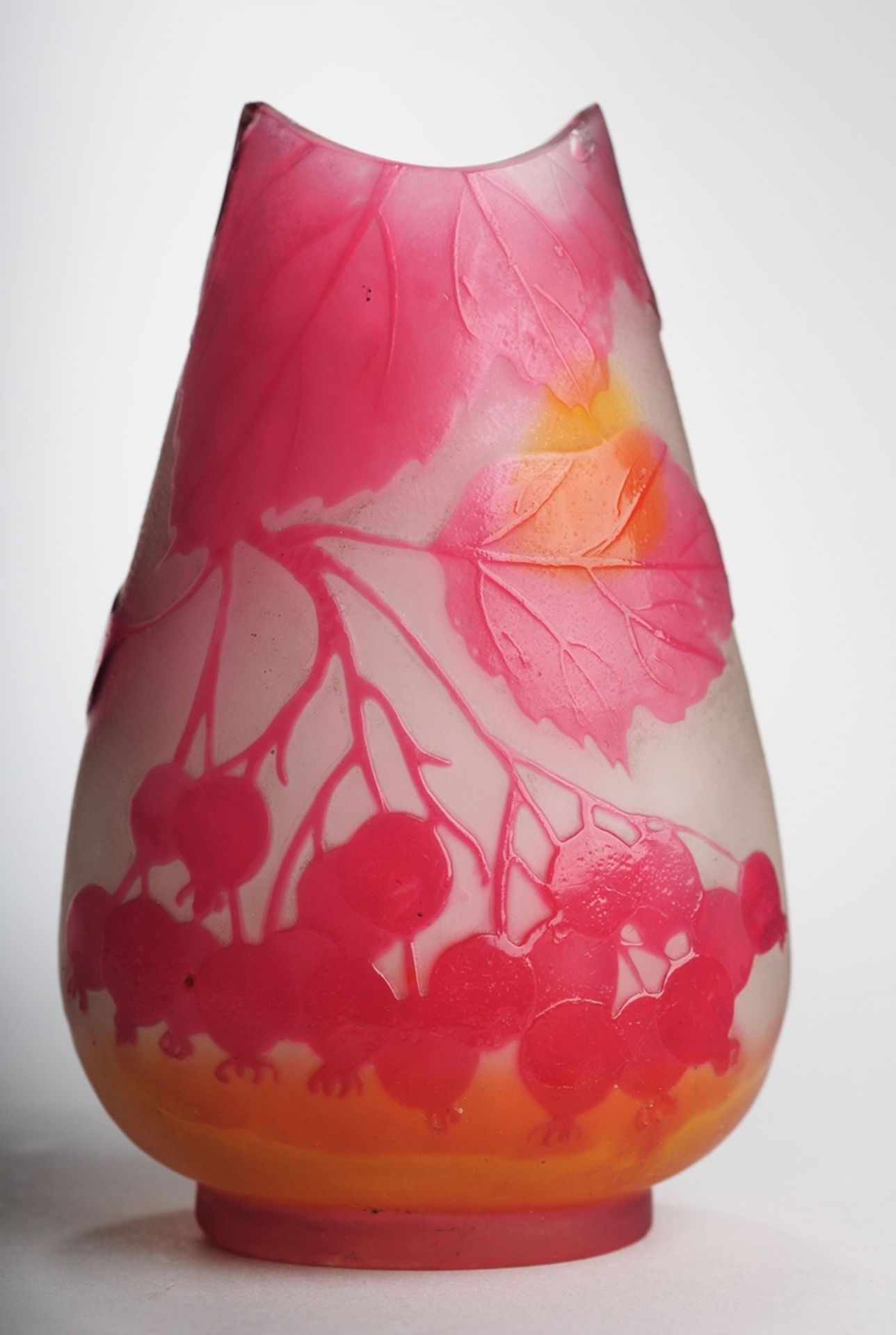 Kleine Vase mit Elsbeeren-ZweigFarbloses Glas, rot über- u. part. gelb unterfangen. Formgebl